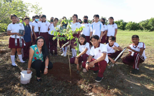 Encabeza Blanca Merari jornada de Reforestación en la secundaria "Francisco Zarco"