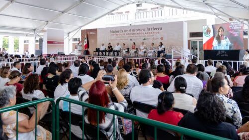 Diego Castañón asiste a la entrega de documentos del programa “Mujeres por el Acceso a la Tierra”