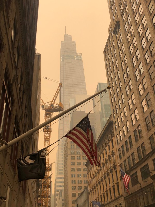 La ciudad de Nueva York se cubre de humo por los incendios forestales - la-ciudad-de-nueva-york-se-cubre-de-humo-por-los-incendios-forestales-768x1024