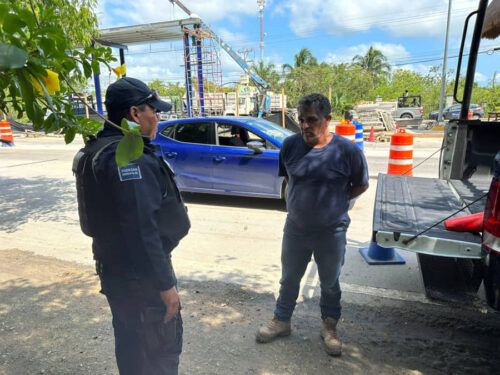 “Chilangos” intentan golpear a elementos policiacos