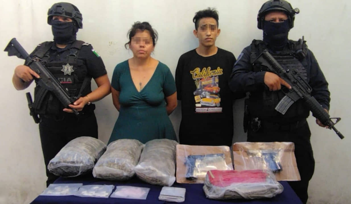 ESTABAN DE COMPRAS || Cae pareja con más de un kilo de marihuana y dos escuadras en Palmas Turquesa en Playa del Carmen