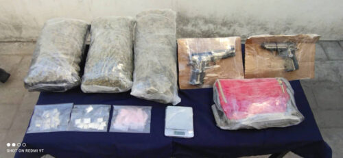 ESTABAN DE COMPRAS || Cae pareja con más de un kilo de marihuana y dos escuadras en Palmas Turquesa en Playa del Carmen
