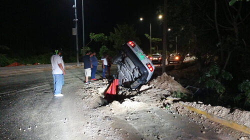Cae taxista en una zanja para cableado de internet; no había señalización adecuada