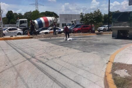 Muere en el hospital joven motociclista arrollado por un tráiler en Playa del Carmen