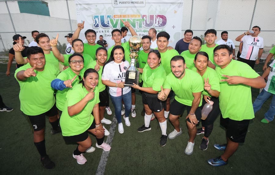 Premia Blanca Merari a ganadores del torneo relámpago interdependencia de Fútbol Siete