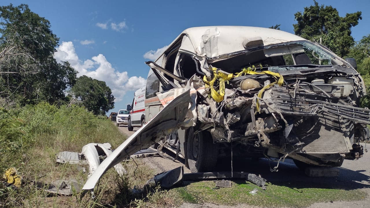 Accidente entre volquete del Tren Maya y camioneta de pasaje deja tres lesionados
