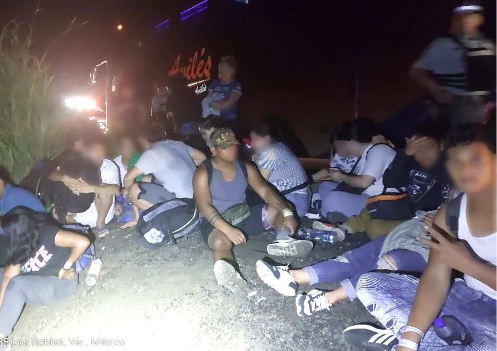 Se accidenta en Veracruz camioneta que transportaba 27 migrantes - migrantes-accidentados-en-carretera-de-veracruz