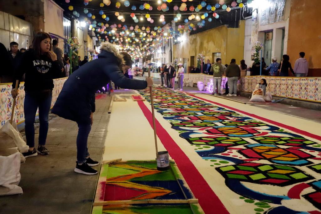 Tapetes de aserrín de hasta 100 metros se despliegan en calles de Huamantla, Tlaxcala - huamantla-tlaxcala-alfombras-3-1024x683