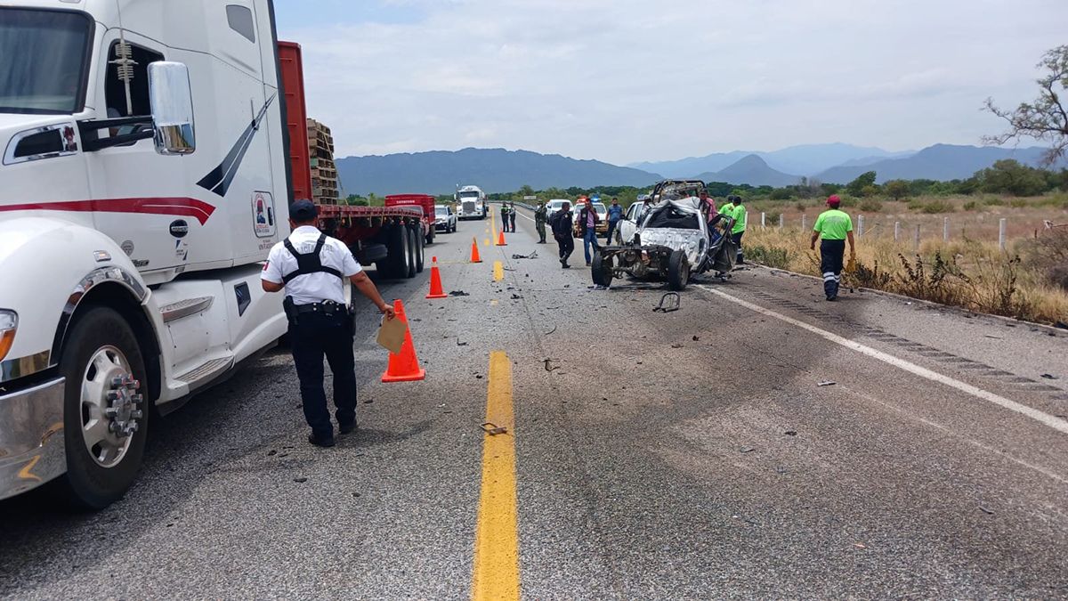 Choque en Istmo de Tehuantepec deja al menos 6 muertos Choque en Istmo de Tehuantepec deja al menos 6 muertos