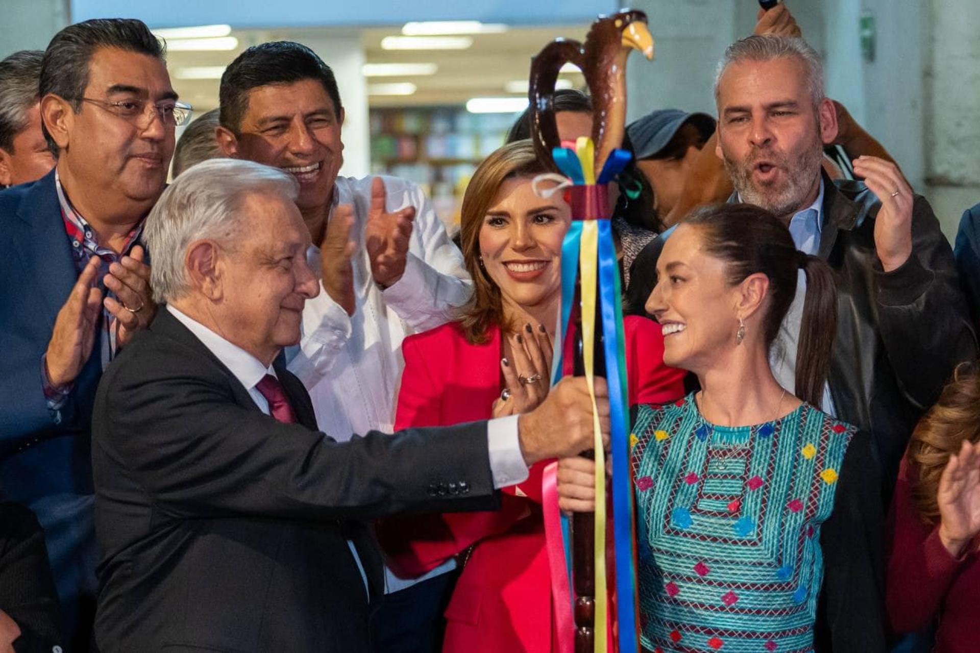 Reclama médico tradicional a AMLO entrega de bastón de mando a Sheinbaum Reclama médico tradicional a AMLO entrega de bastón de mando a Sheinbaum