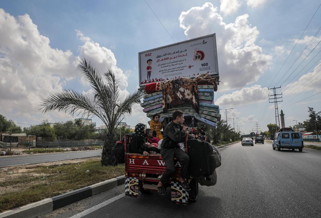 Al menos 600 mil palestinos huyeron al centro y sur de Gaza por ataques israelíes - residentes-evacuan-la-zona-norte-de-gaza-ante-ataques-israelies-1024x696