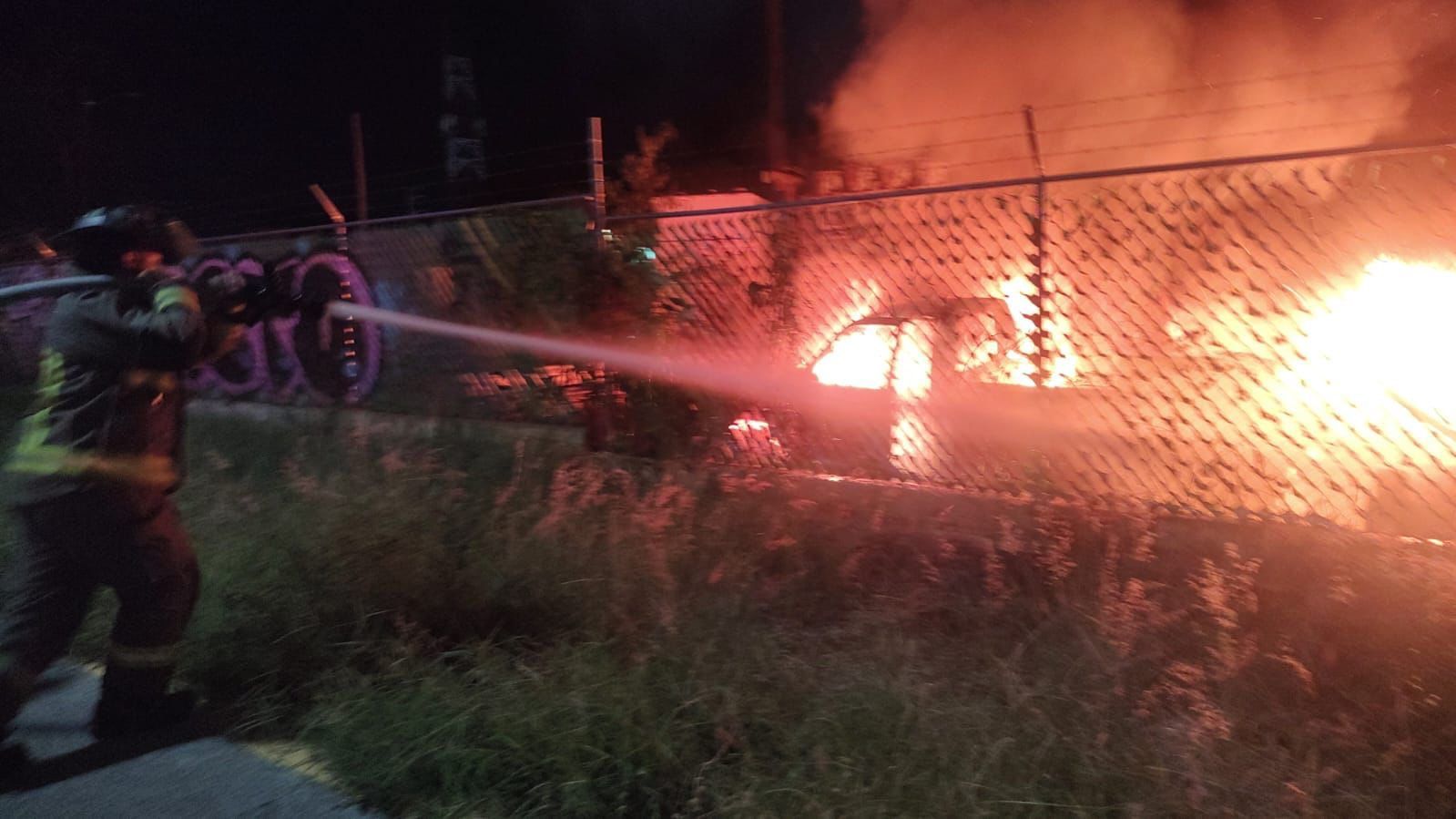 Arde bodega de CFE en Cancún; fuego consumió vehículos y materiales Arde bodega de CFE en Cancún; fuego consumió vehículos y materiales