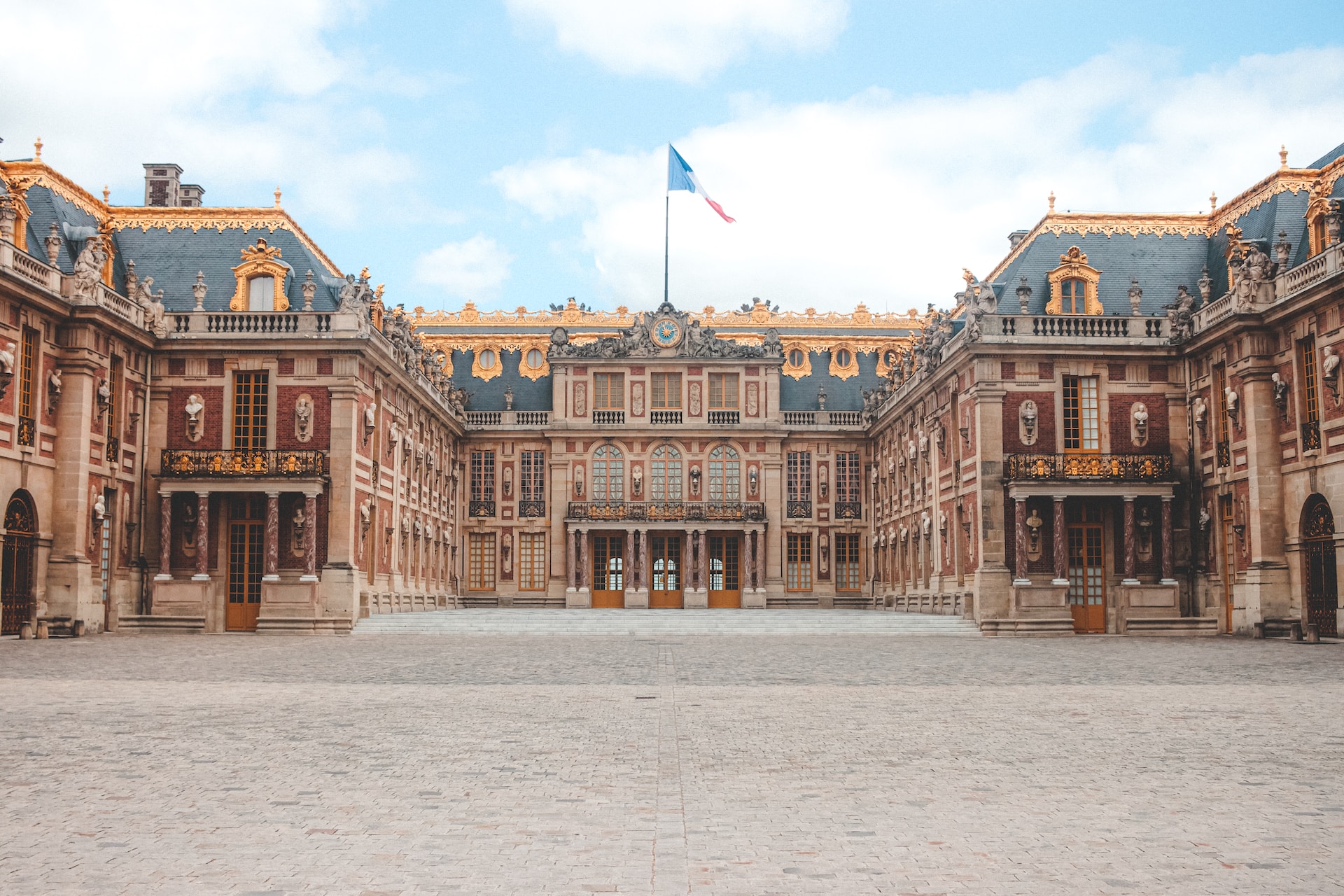 Evacuan de nuevo el Palacio de Versalles y al menos 8 aeropuertos por amenaza de bomba