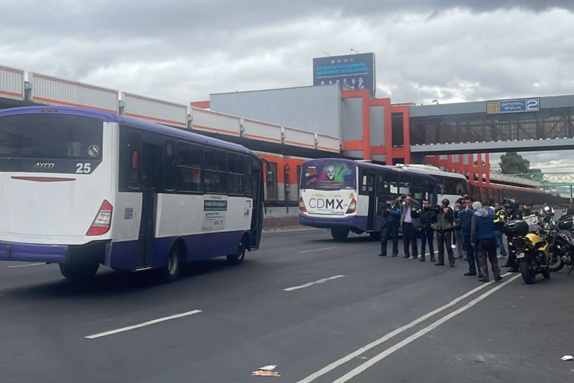 Liberan Calzada de Tlalpan tras bloqueo de integrantes del SME Liberan Calzada de Tlalpan tras bloqueo de integrantes del SME