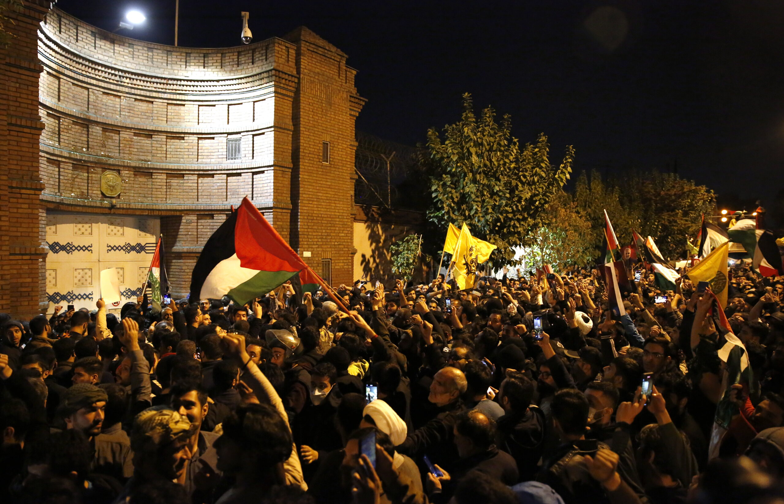 Manifestantes atacan embajadas de Israel y Estados Unidos en varias partes del mundo