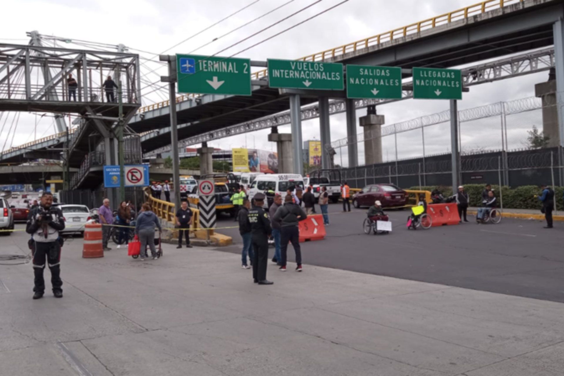 Manifestantes bloquean acceso a la T1 del AICM Manifestantes bloquean acceso a la T1 del AICM