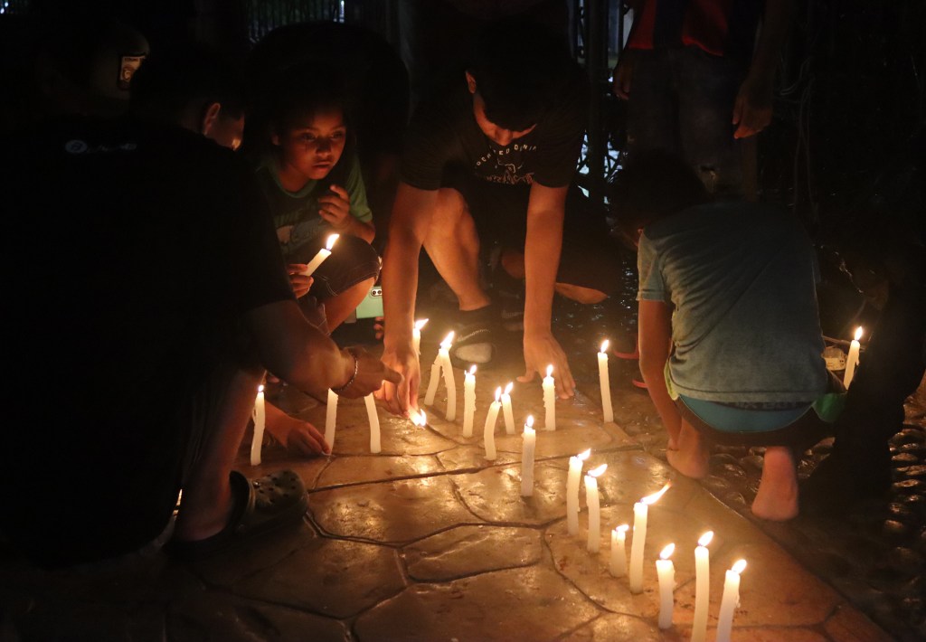 Migrantes realizan vigilia en Tapachula tras muerte de decenas de compañeros - migrantes-vigilia2-1024x710