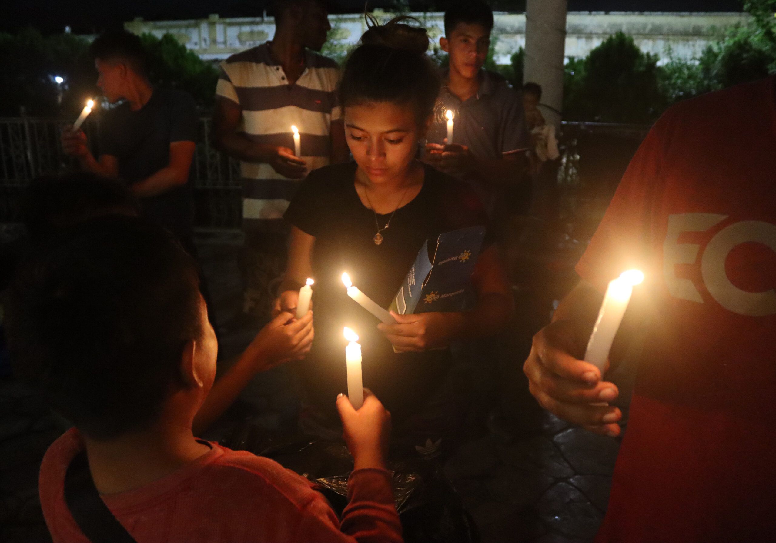 Migrantes realizan vigilia en Tapachula tras muerte de decenas de compañeros Migrantes realizan vigilia en Tapachula tras muerte de decenas de compañeros
