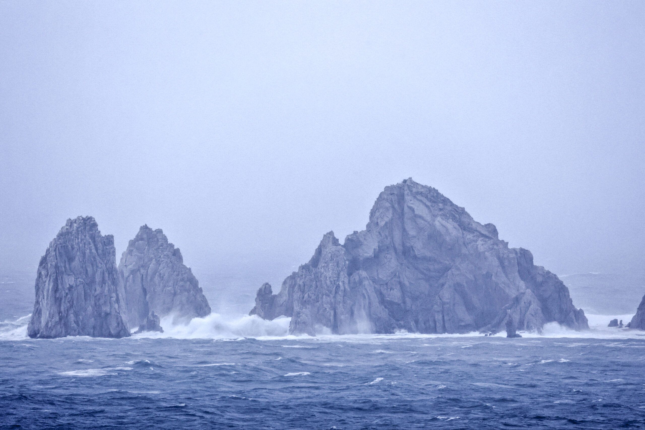Norma disminuye su velocidad de desplazamiento; provoca lluvias, fuertes vientos y oleaje elevado Norma disminuye su velocidad de desplazamiento; provoca lluvias, fuertes vientos y oleaje elevado
