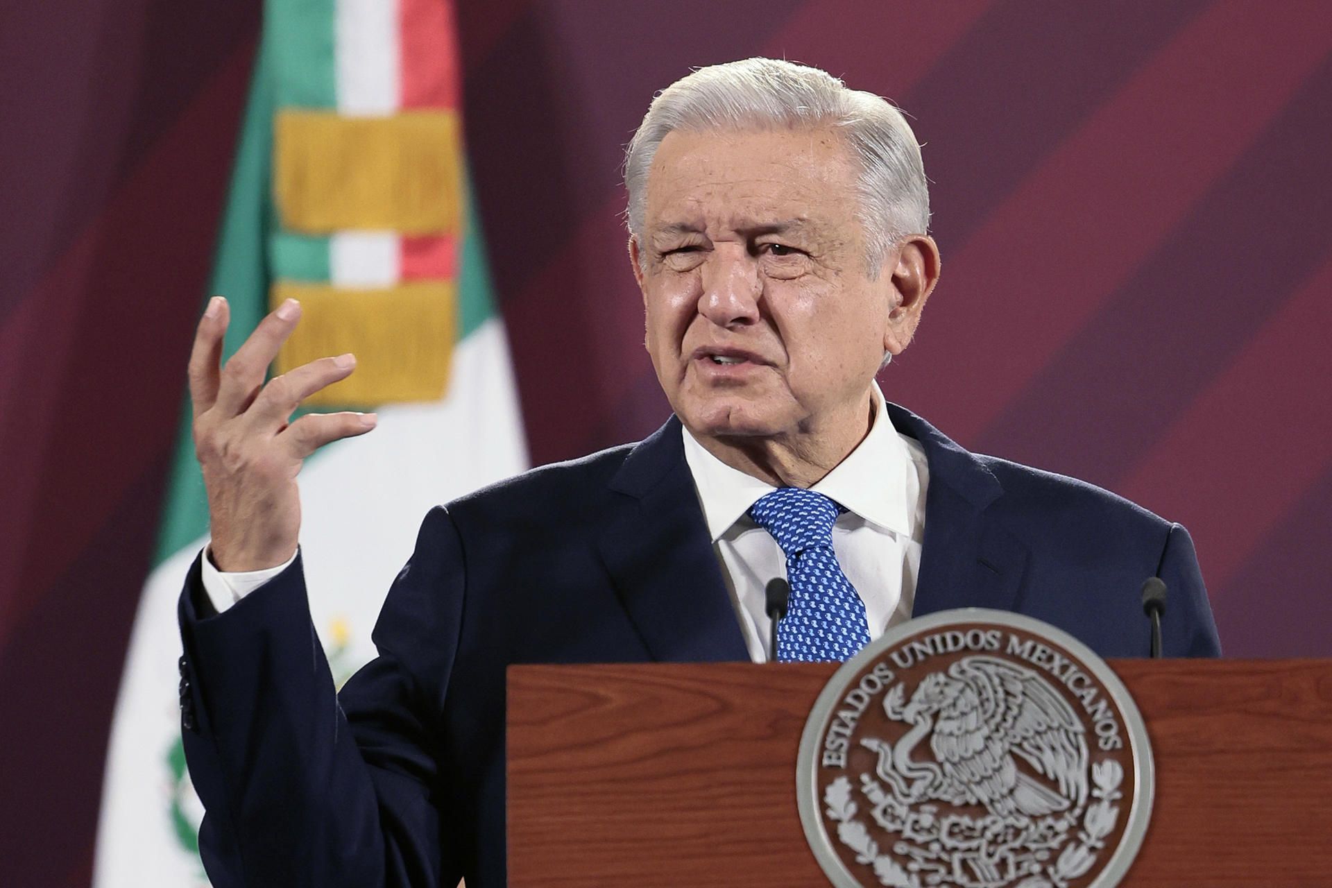 Soy defensor del Ejército, son pueblo uniformado: AMLO tras ser cuestionado por Caso Ayotzinapa Soy defensor del Ejército, son pueblo uniformado: AMLO tras ser cuestionado por Caso Ayotzinapa