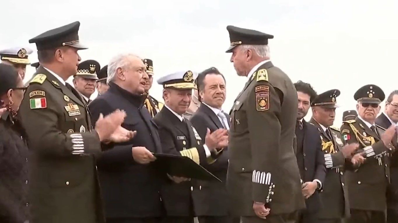 #Video AMLO condecora al general Salvador Cienfuegos con la presea “Bicentenario del Heroico Colegio Militar” #Video AMLO condecora al general Salvador Cienfuegos con la presea “Bicentenario del Heroico Colegio Militar”