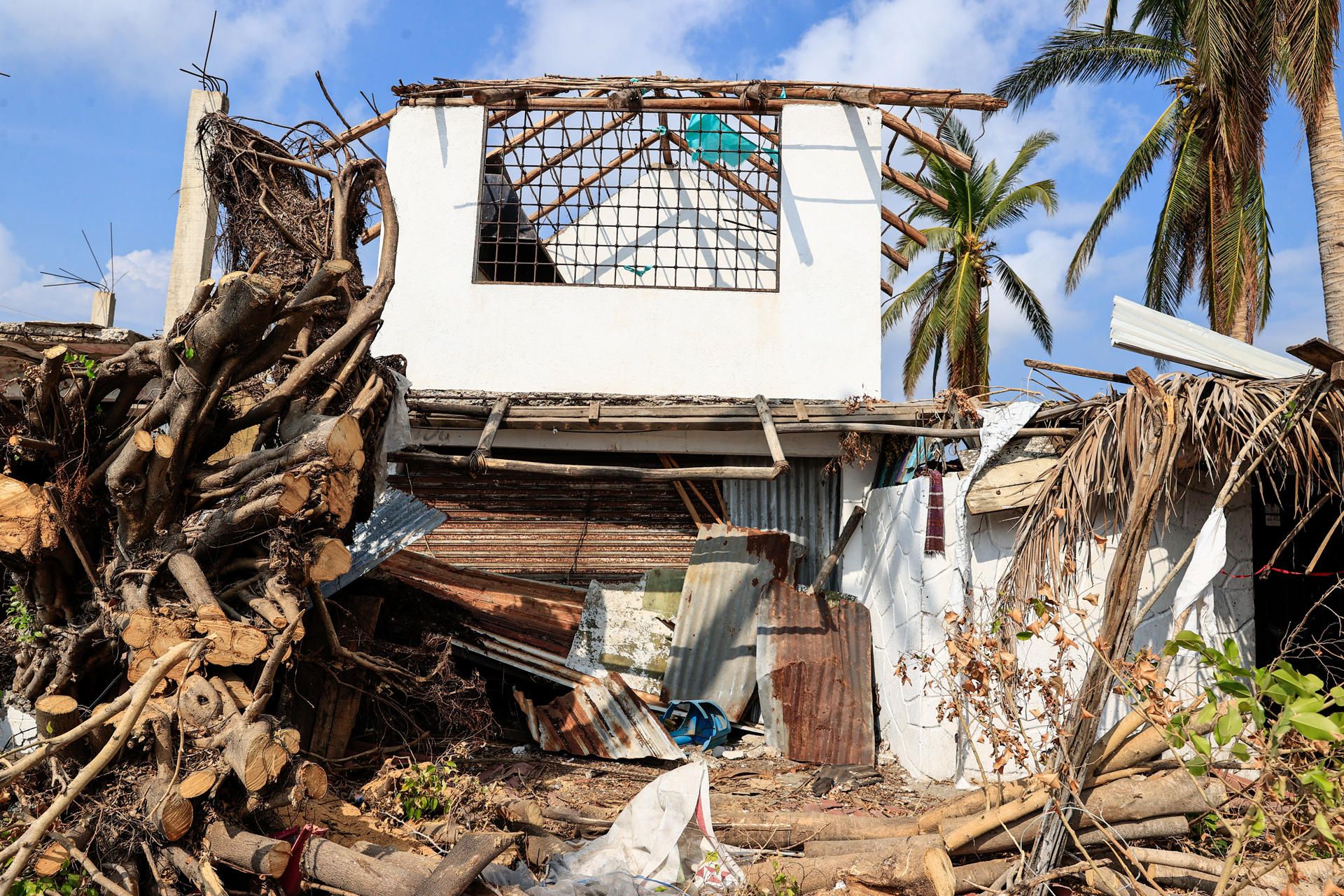 AMLO visitará este martes la zona afectada por el huracán Otis AMLO visitará este martes la zona afectada por el huracán Otis