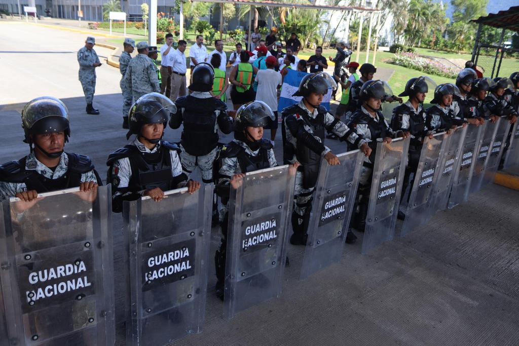 Caravana migrante bloquea carretera de Chiapas resguardada por la Guardia Nacional - caravana-migrante-chiapas-migrantes-huixtla-bloqueo-carretera-federal-200-2-1024x683