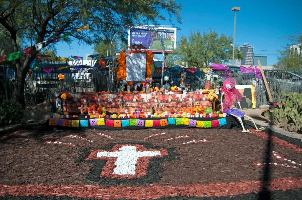 Con altar de muertos recuerdan a migrantes fallecidos en la frontera de Arizona con México - altar-de-muertos2-1024x680