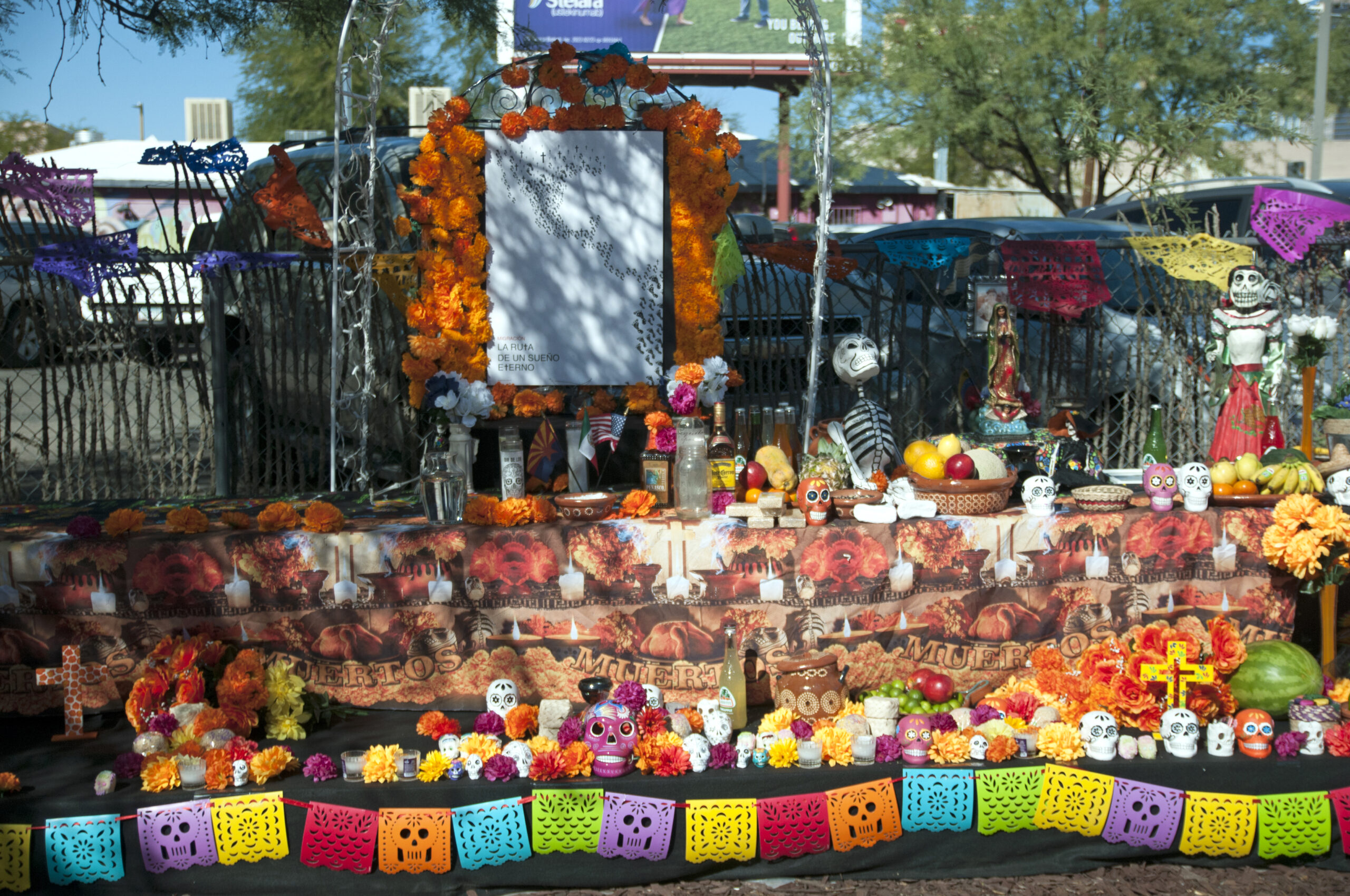 Con altar de muertos recuerdan a migrantes fallecidos en la frontera de Arizona con México