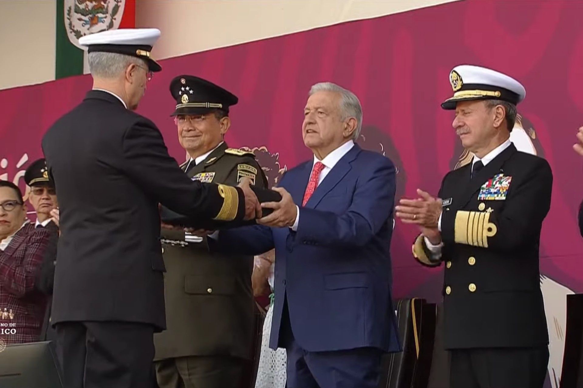 #EnVivo AMLO encabeza el desfile por el 113 Aniversario de la Revolución Mexicana #EnVivo AMLO encabeza el desfile por el 113 Aniversario de la Revolución Mexicana