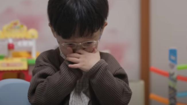 Este es el video del niño coreano que tiene a todo internet llorando (y con justa razón)