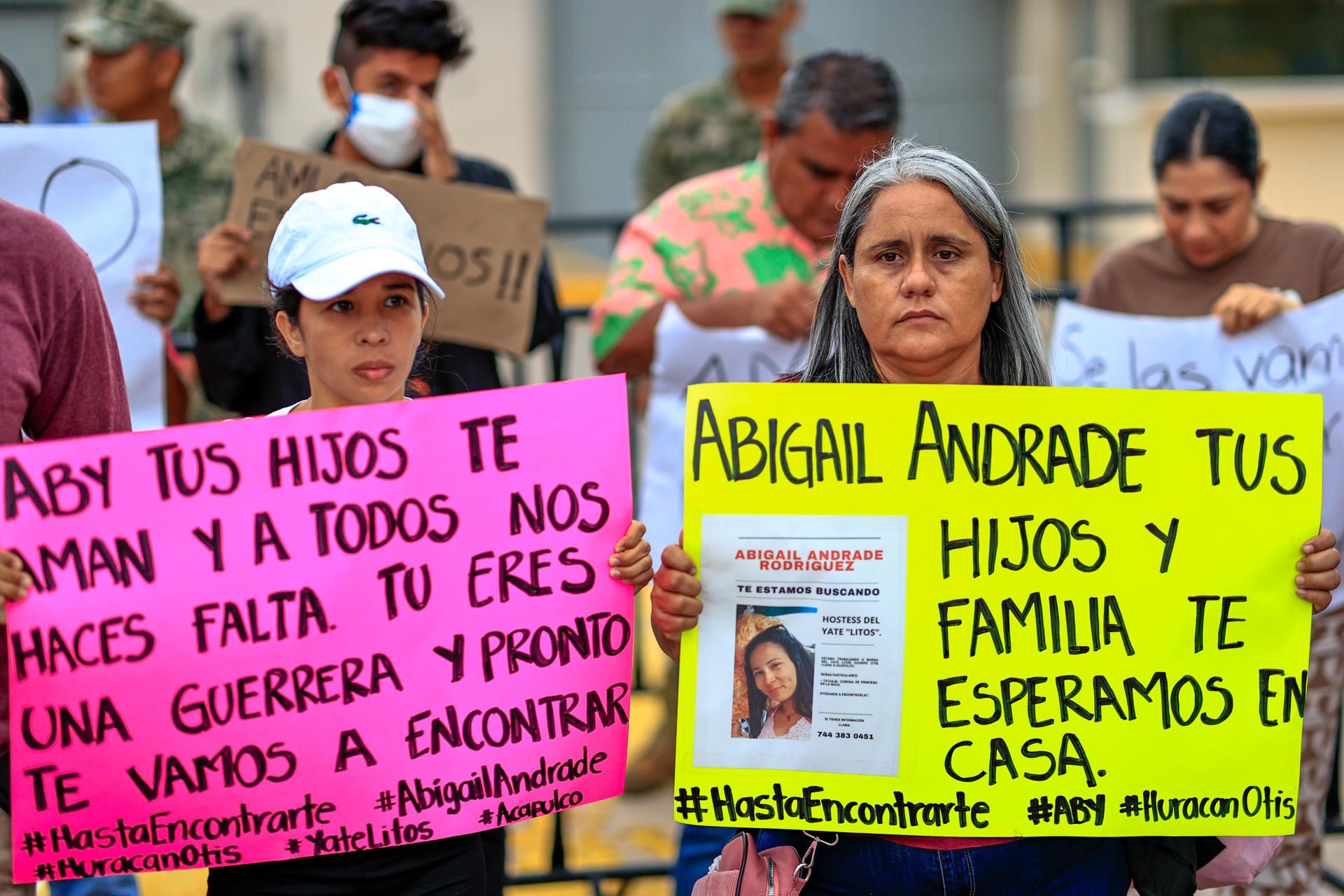 Familiares de marineros desaparecidos por Otis bloquean Costera de Acapulco y piden hablar con AMLO Familiares de marineros desaparecidos por Otis bloquean Costera de Acapulco y piden hablar con AMLO