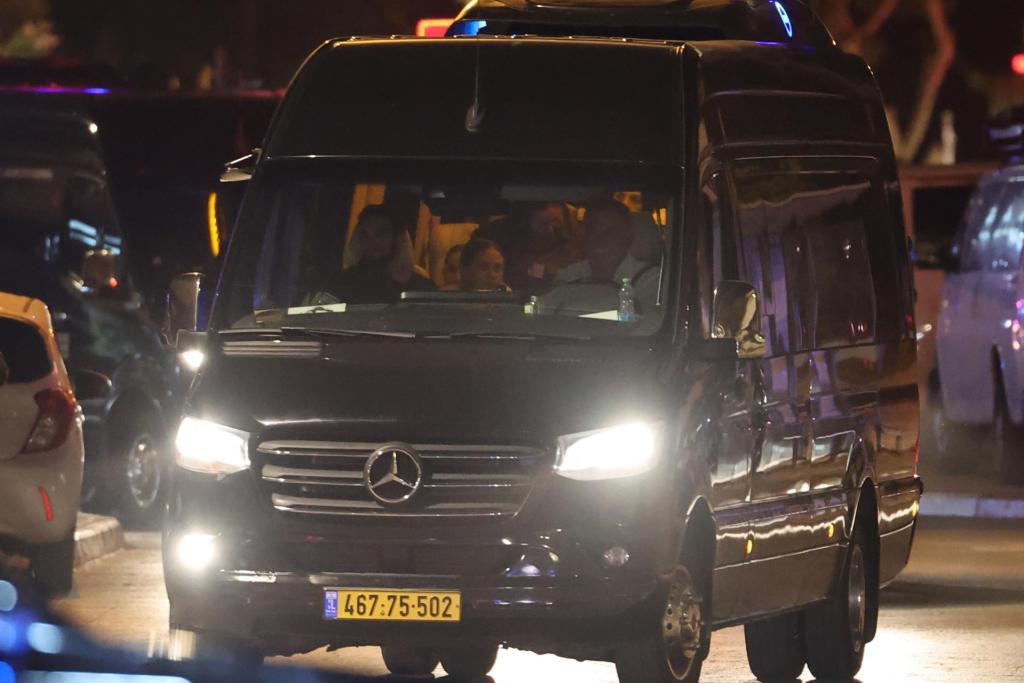 Israel excarcela a 30 mujeres y niños palestinos tras liberación por Hamás de 16 rehenes - rehenes-israelies-liberados-hamas-1024x683