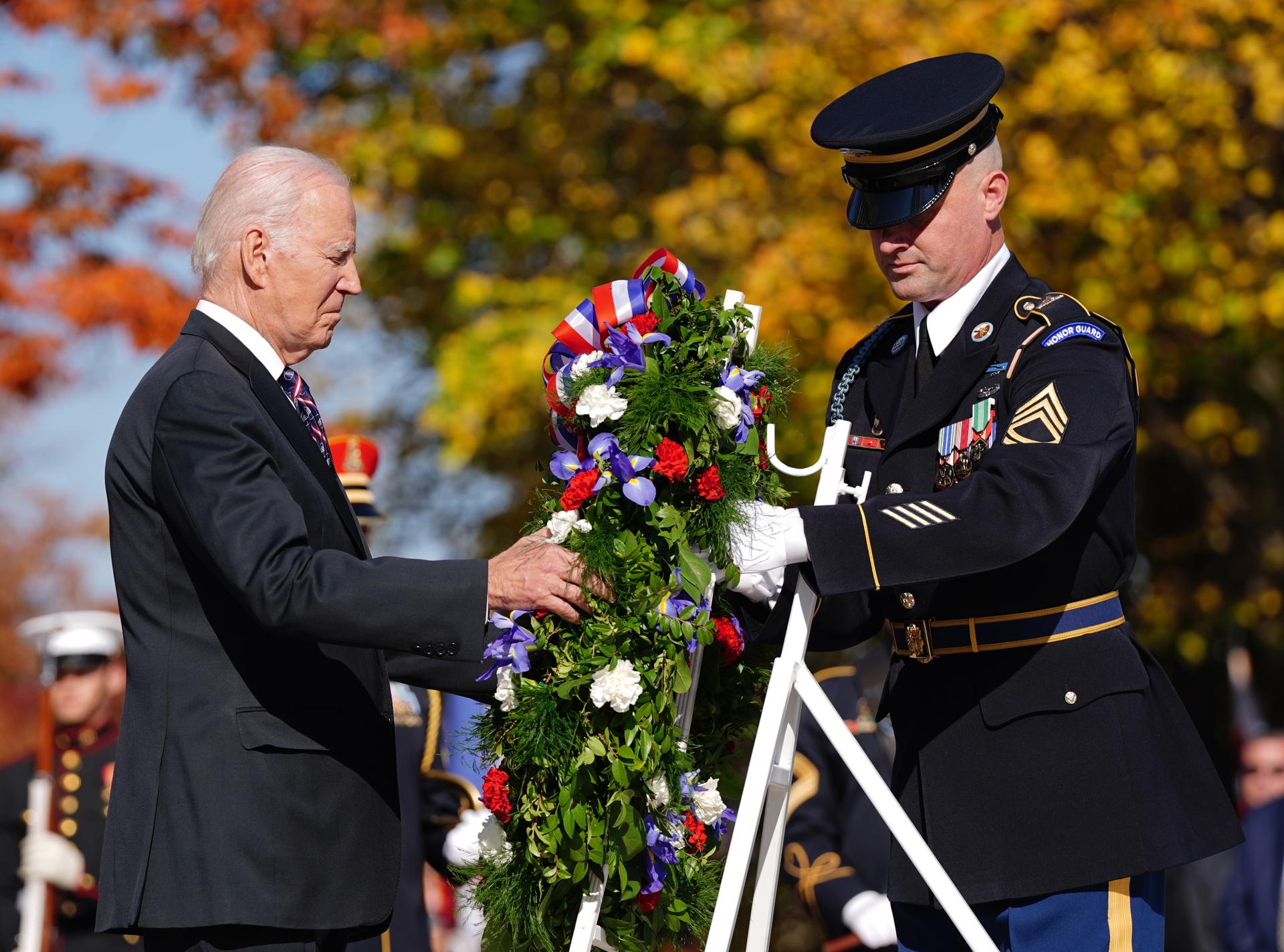 Joe Biden rinde honor a los veteranos, la “columna de acero” de EE.UU.