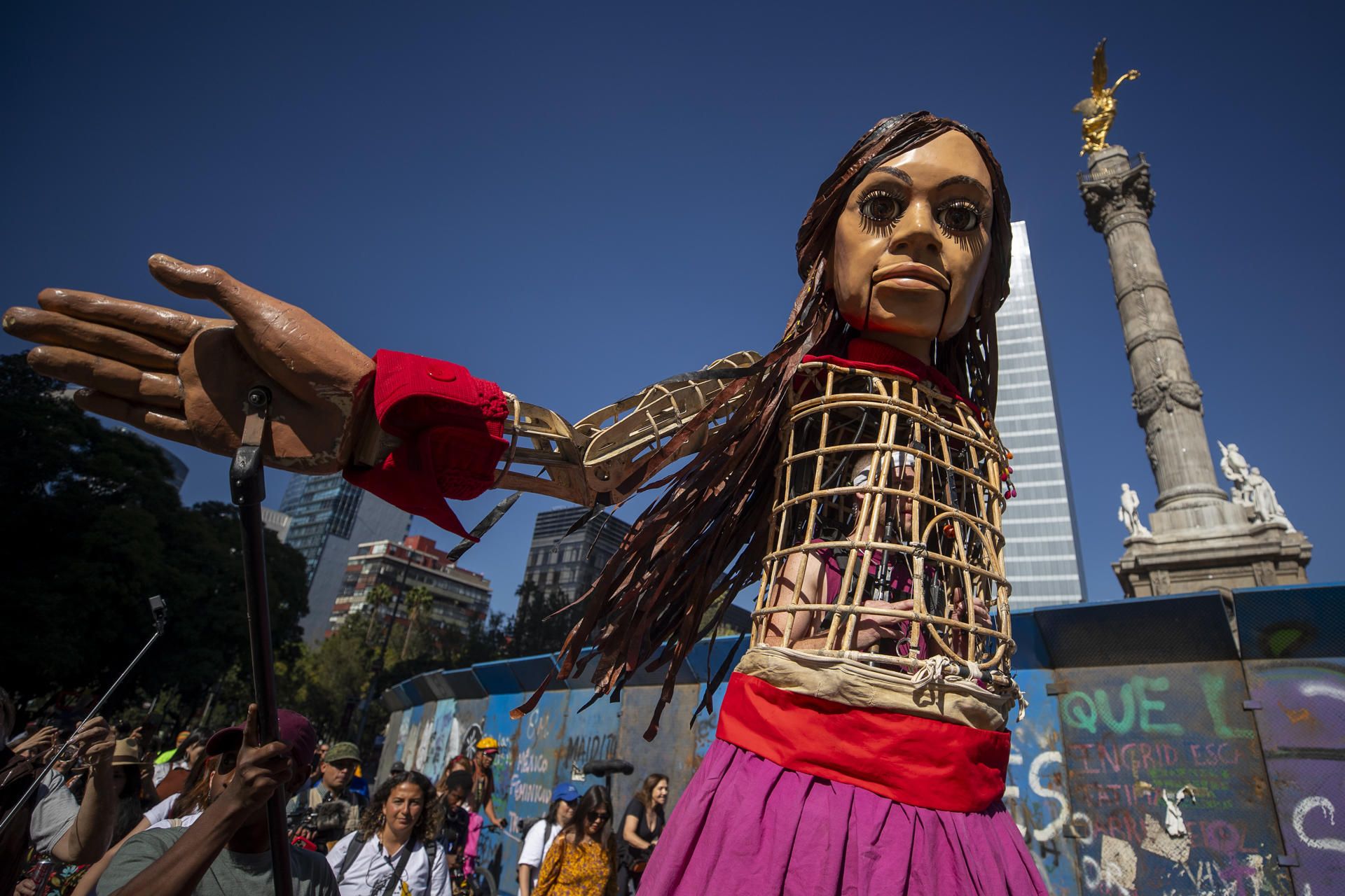 La muñeca gigante Amal recorre la Ciudad de México con mensaje en pro de los refugiados La muñeca gigante Amal recorre la Ciudad de México con mensaje en pro de los refugiados