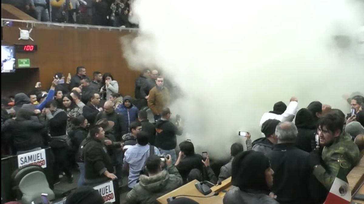 Manifestantes revientan sesión del Congreso de Nuevo León Manifestantes revientan sesión del Congreso de Nuevo León