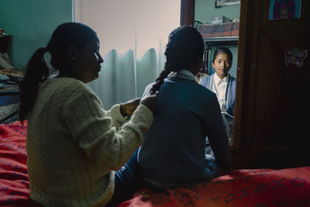 nina prepara ir escuela