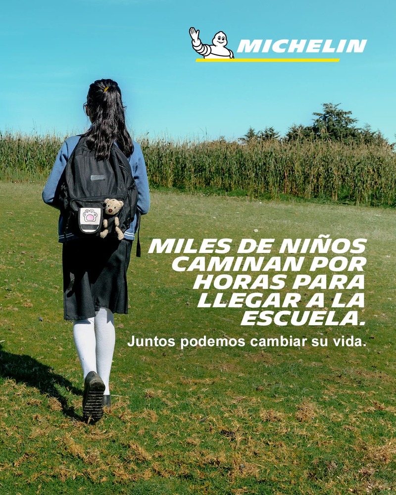 nina va caminando escuela