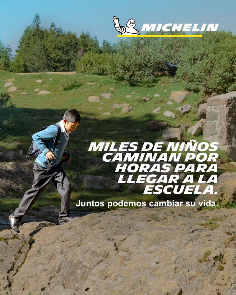 nino caminando para escuela