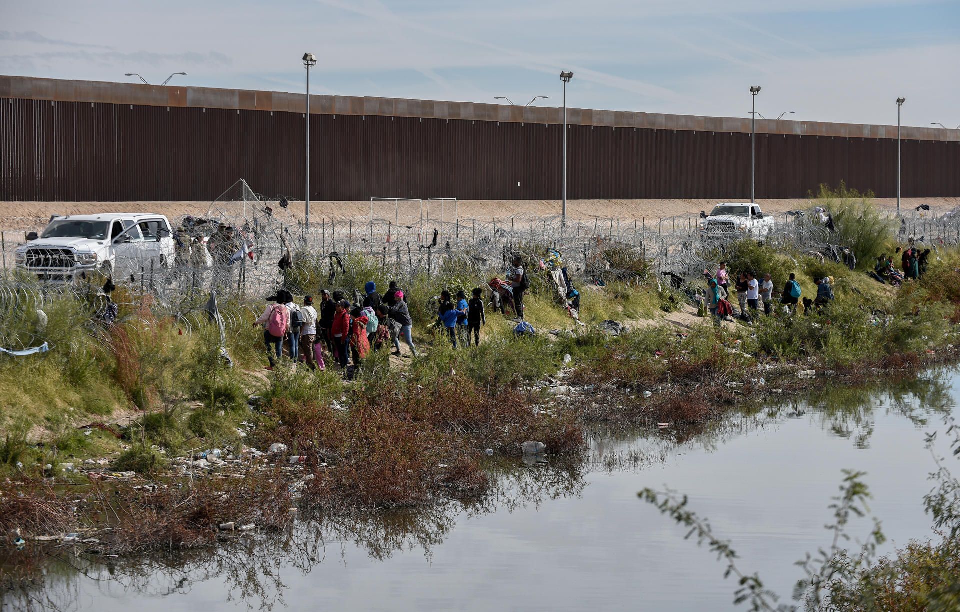 Migrantes quedan varados en la frontera de México con EE.UU. con temperaturas de 2 grados Migrantes quedan varados en la frontera de México con EE.UU. con temperaturas de 2 grados