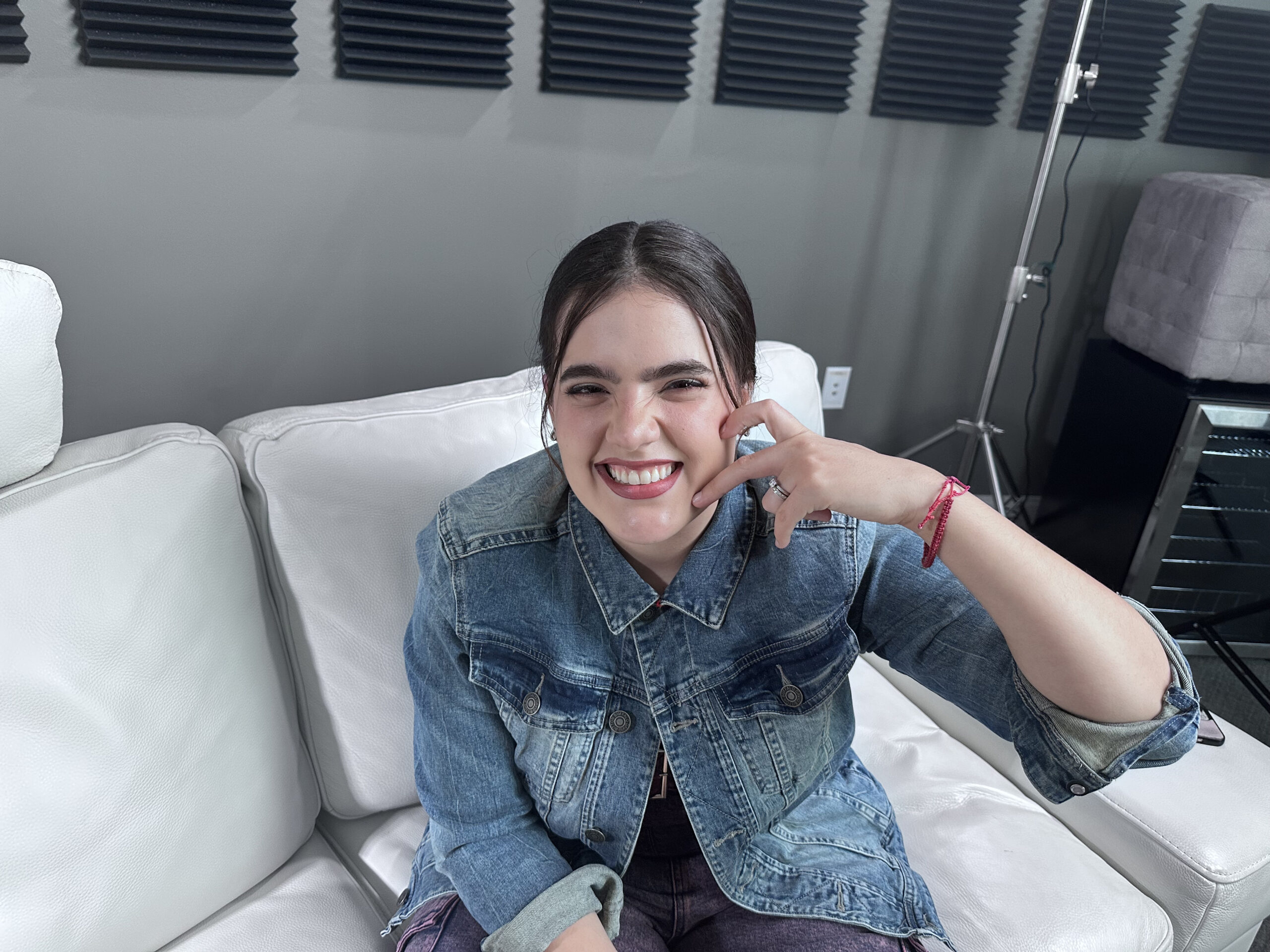 “Nadie en mi familia se esperaba que cantara o compusiera mariachi”: Camila Fernández