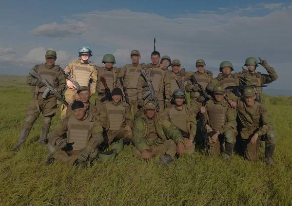 Putin indulta al asesino de una estudiante por haber combatido en Ucrania - vladislav-kanius-con-companeros-de-guerra