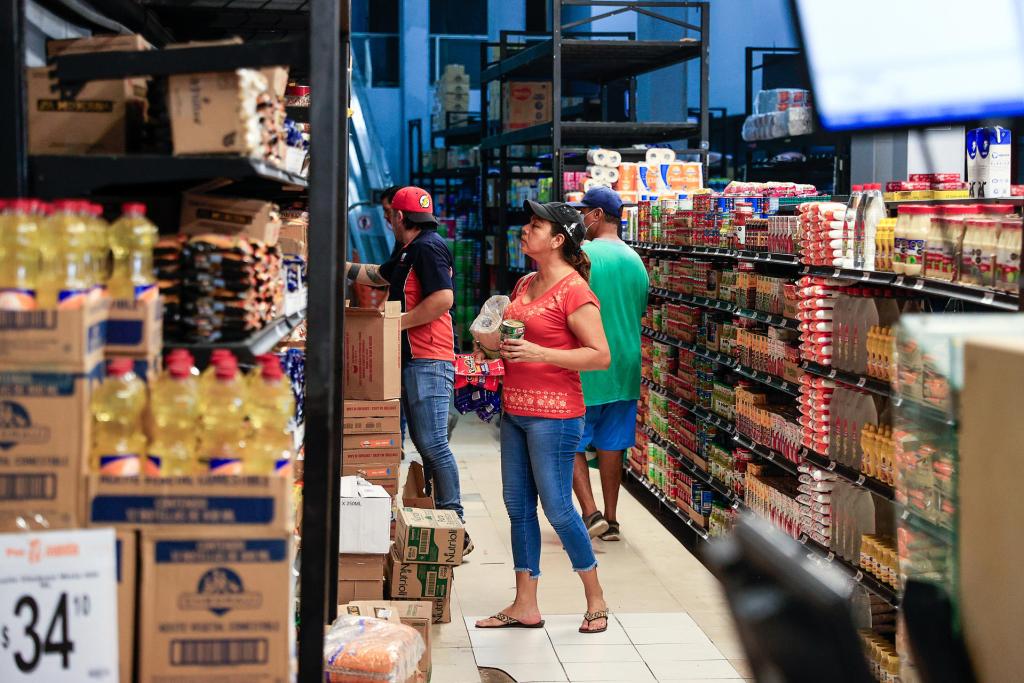 Reabren los primeros cuatro supermercados en Acapulco tras el huracán Otis - habitantes-de-acapulco-compran-en-supermercados-tras-reapertura-por-otis-1024x683