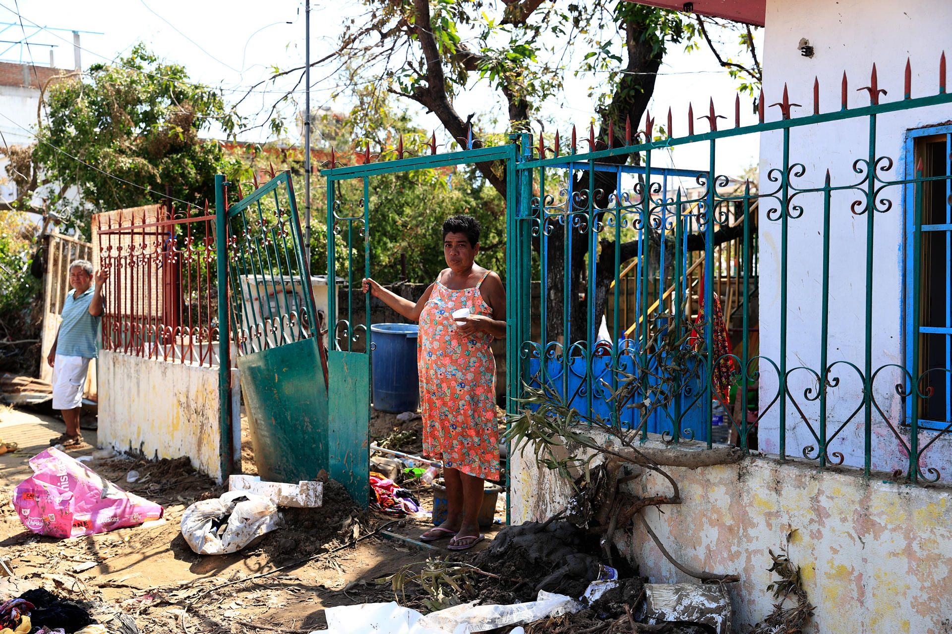 Surgen guardias civiles en Acapulco para evitar robos y asaltos durante emergencia Surgen guardias civiles en Acapulco para evitar robos y asaltos durante emergencia