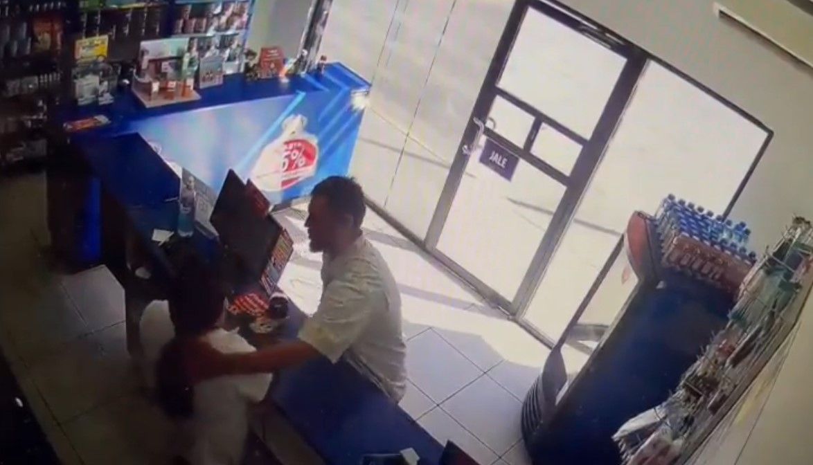 #Video Sujeto intenta violar a empleada de farmacia en Mexicali; fue detenido #Video Sujeto intenta violar a empleada de farmacia en Mexicali; fue detenido