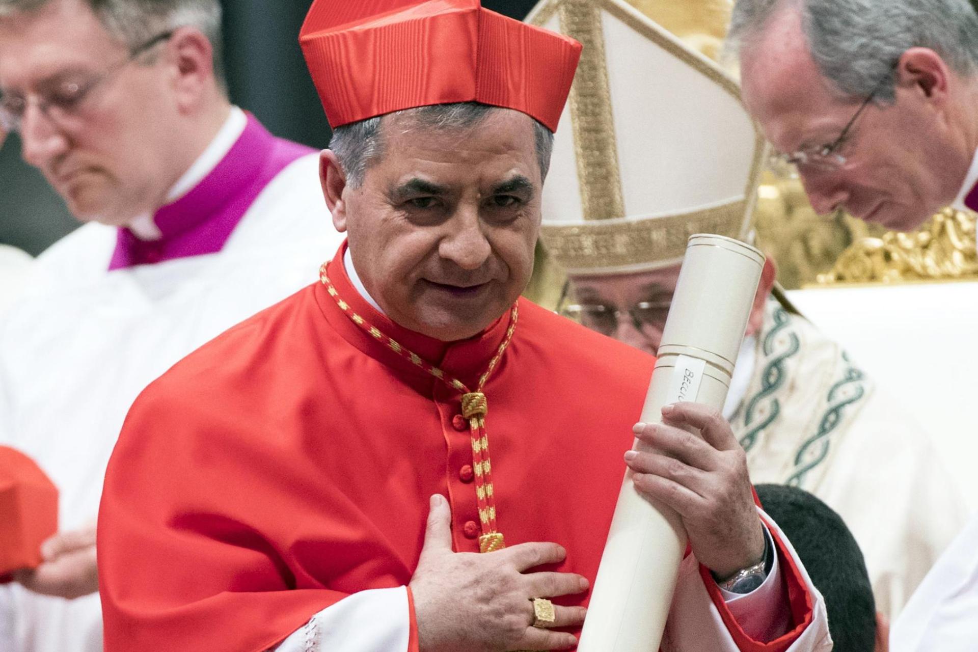 Cardenal Becciu reitera inocencia tras su condena y espera tener confianza del papa