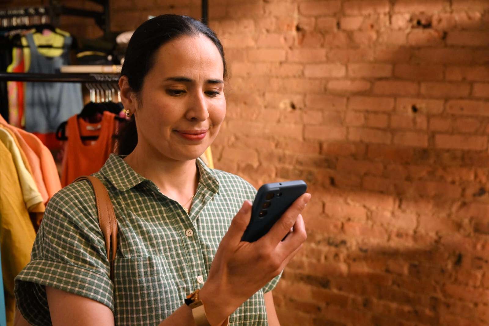 Hispanos necesitan mayor inclusión en el sistema bancario de EE.UU., según expertos