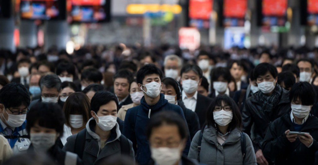 La gente en Japón paga para "aprender a sonreír" después del COVID-19