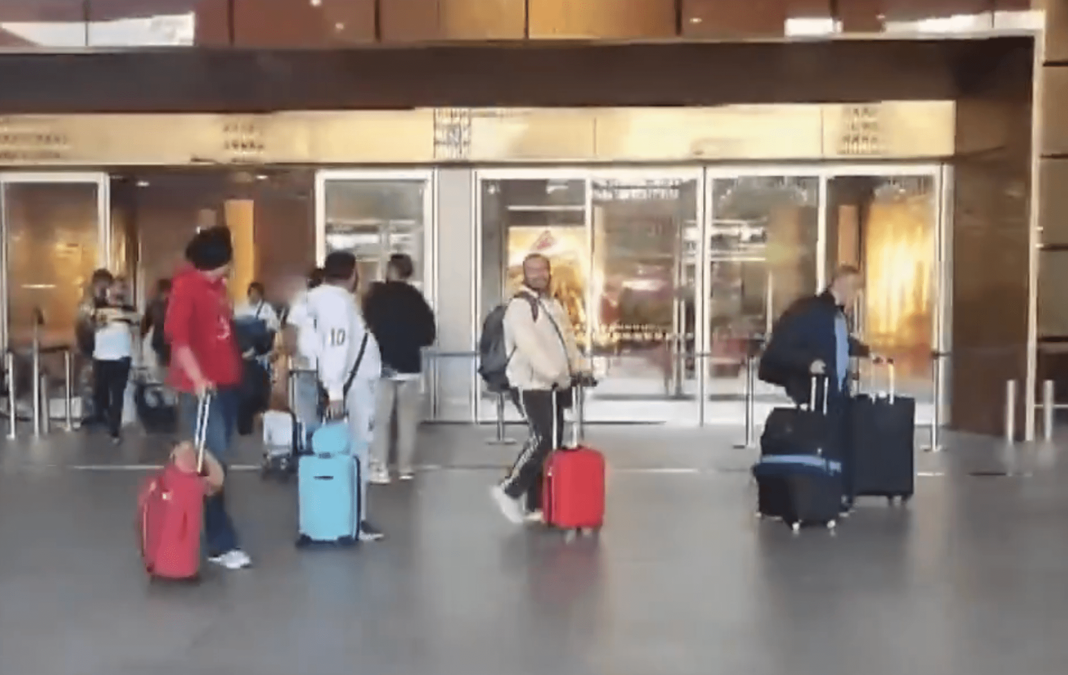 Llega a India avión retenido en Francia por sospechas de tráfico de personas