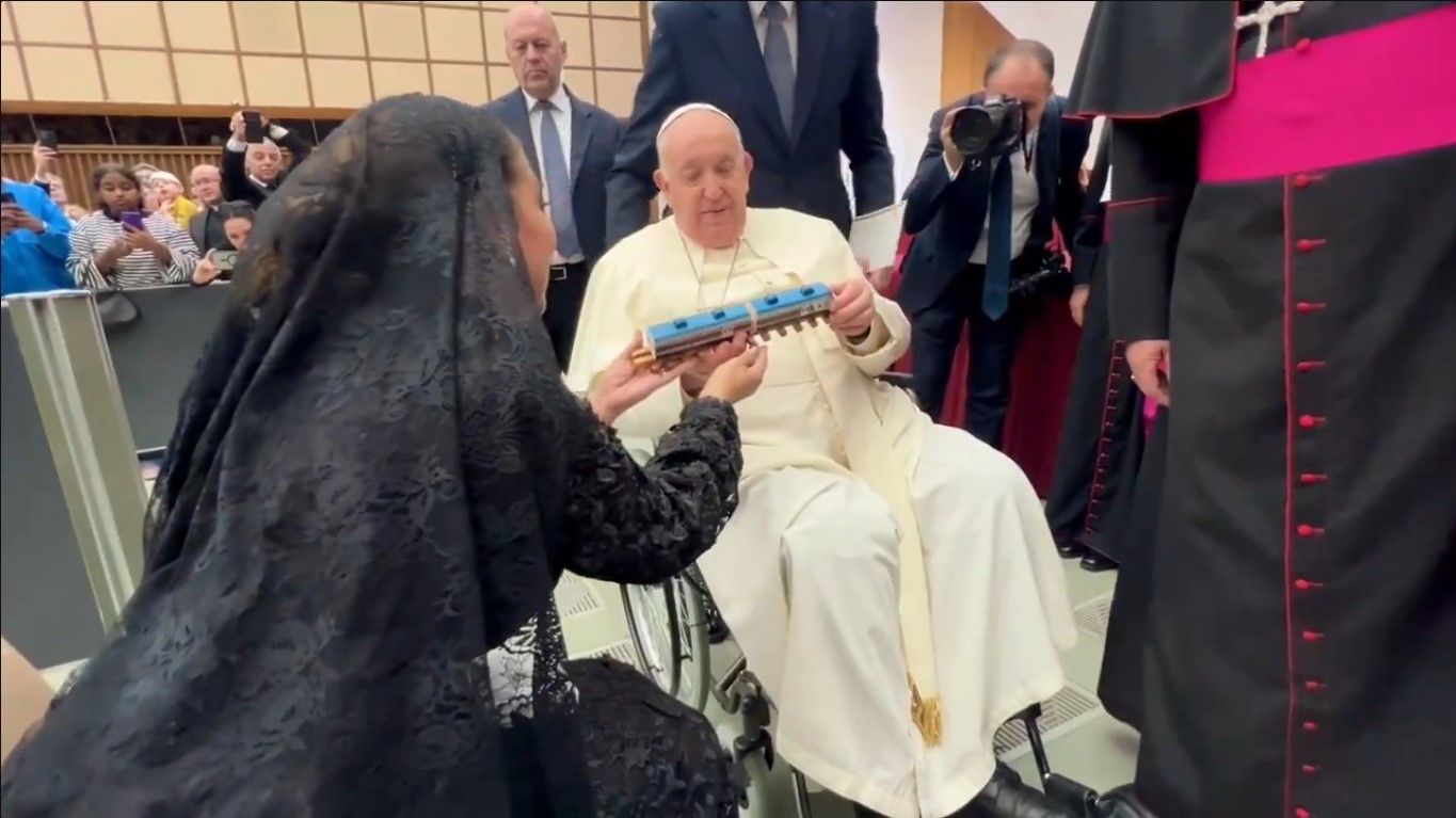 Mara Lezama pide al papa Francisco bendición para el Tren Maya Mara Lezama pide al papa Francisco bendición para el Tren Maya